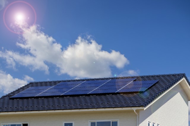 太陽光パネルを屋根に設置するメリットは? リスクや設置基準はあるの?