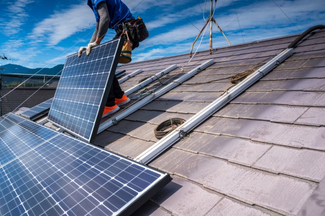 太陽光発電の設置工事の流れをご紹介！ 工事費用や業者の選び方のポイントは?