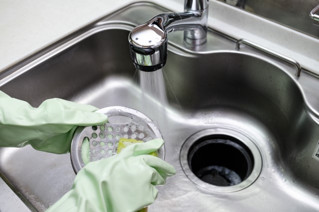 キッチンの排水口がつまった時、流れが悪い時の原因別解消方法と自分でできる掃除方法