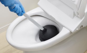 ラバーカップ（すっぽん）を使ってトイレのつまりを直す方法、正しい使い方を徹底解説！