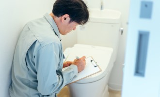トイレの水漏れの原因とやるべきことは？自分でできる修理方法と業者に依頼する際の注意点