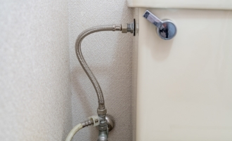 トイレの給水管から水漏れ！　応急処置や原因別の修理方法を解説