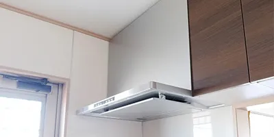レンジフードの価格相場はいくら？本体・工事にかかる費用や選び方