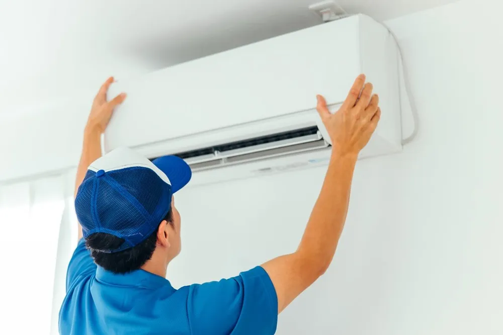 エアコン取り付け費用の相場は？追加工事・取り外しの料金と安くする方法